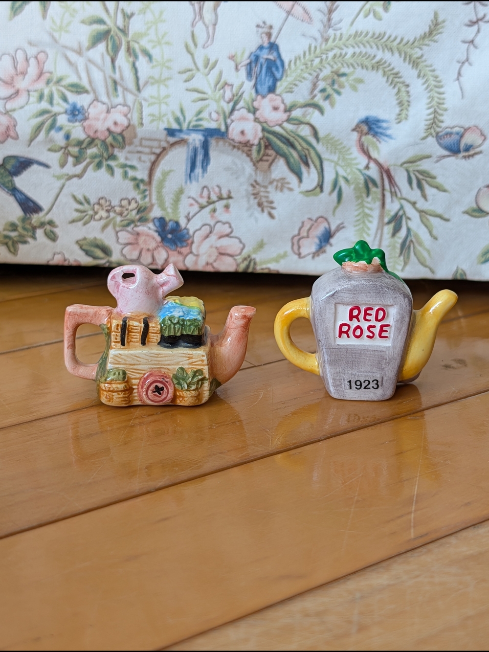 Vtg Red Rose Mini Teapot Figurines